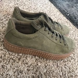 Women’s shoes size 6